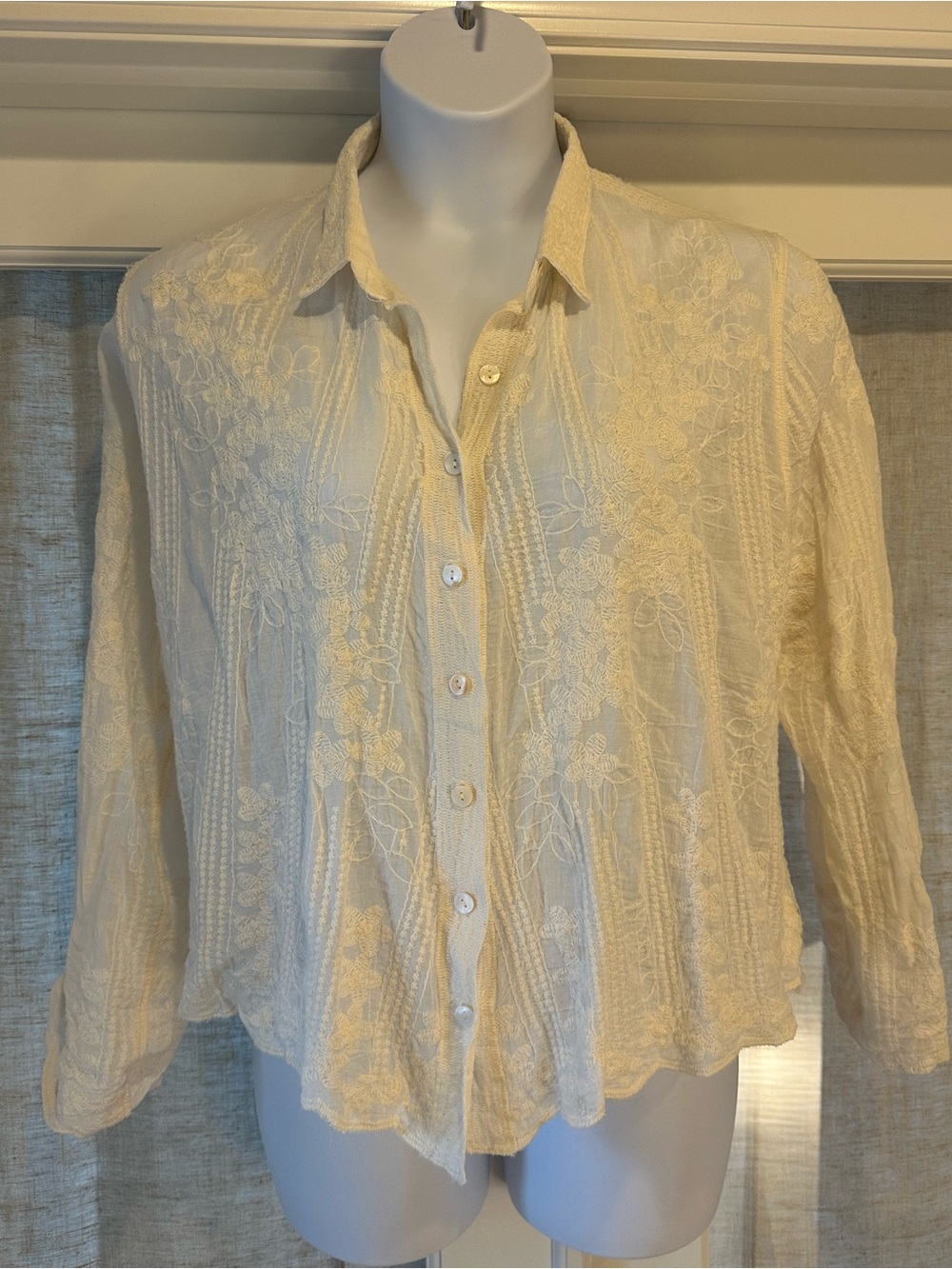 Liv Los Angeles cream Sheer Embroidered top size Xl